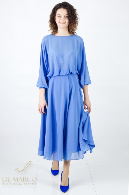 Szyta w Polsce luksusowa sukienka koktajlowa z rękawem 3/4 w odcieniach niebieskiego. Modne luźne sukienki wizytowe od projektantki Władysławy Frączek De Marco