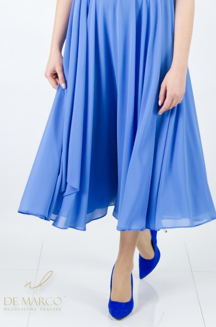 Modne stylizacje w odcieniach niebieskiego. Niebieska romantyczna klasyczna sukienka wizytowa rozkloszowana. Sklep internetowy De Marco