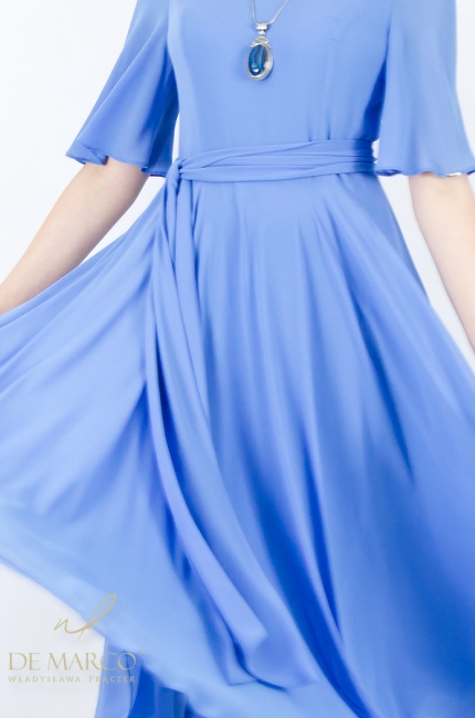 Zwiewna romantyczna sukienka koktajlowa dla mamy Wesela. Najmodniejsze niebieskie stylizacje dla Mamy Pary Młodej. Sklep internetowy Szycie na miarę De Marco