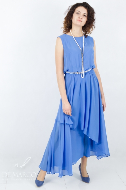 Niebieska sukienka wyjściowa z szyfonu wiskozy. Wyszczuplające sylwetkę sukienki wizytowe. Polski producent De Marco