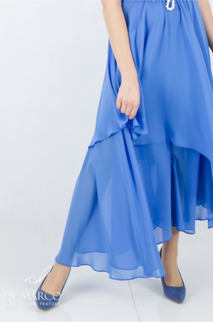 Romantyczna wyszczuplająca sukienka w kolorze  niebieskim. Niebieska sukienka idealna na przyjęcie w ogrodzie, letnie rocznice, uroczystości rodzinne