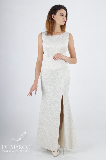 Klasyczna minimalistyczna elegancka suknia wieczorowa w odcieniach bieli i gold. Najpiękniejsze stylowe żakardowe suknie wieczorowe. Szycie na miarę u projektanta De Marco