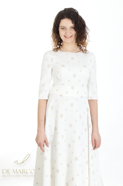 Klasyczna prosta sukienka na wesele w odcieniach bieli i beżu. Rozkloszowana sukienka z rękawem 1/2 od polskiego producenta DE MARCO