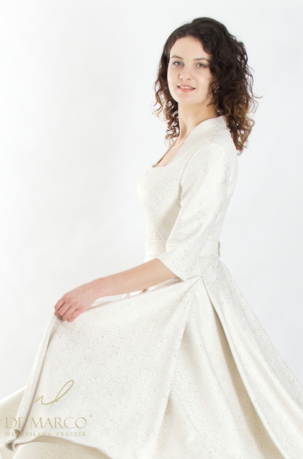 Elegancka sukienka ze stójką i rękawem idealna na galę jubileusz bankiet. Sklep internetowy De Marco