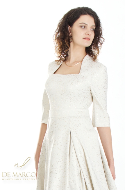 Modelująca sylwetkę luksusowa sukienka wizytowa idealna na wesele dla Mamy. Modne kreacje weselne od polskiego producenta DE MARCO
