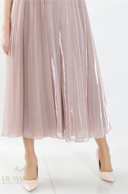 Oryginalna zmysłowa sukienka wizytowa wyjściowa z tiulem. Modne zwiewne stylizacje na wieczór w kolorze wrzosowego fioletu. Polski producent DE MARCO