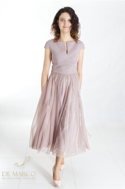 Ekskluzywna sukienka na wieczór wizytowa idealna na wesele 2023. Modne sukienki w kolorze wrzosowego fioletu. Sklep internetowy De Marco