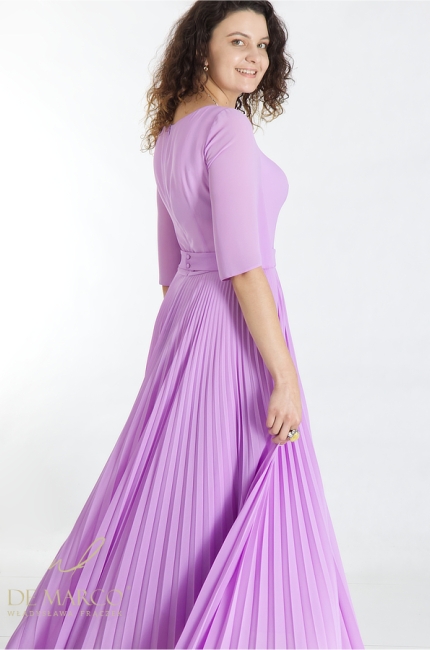 Długa suknia szyfonowa w kolorze pudrowego fioletu plisowanie. Szycie na miarę De Marco