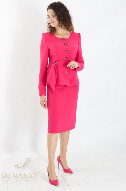 Formal suits made to measure in the color of amaranth. Smooth women's costumes with a skirt and a tie at the waist. De Marco online store