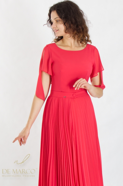 A red formal cocktail dress with pleating sewn in Poland. Election of the First Lady of the Republic of Poland. Polish producer De Marco