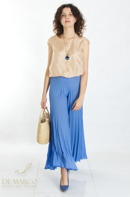 Loose flared pants with pleating in blue. Polish producer De Marco