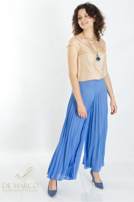Blue pleated trousers in the palazzo style from the Polish manufacturer De Marco