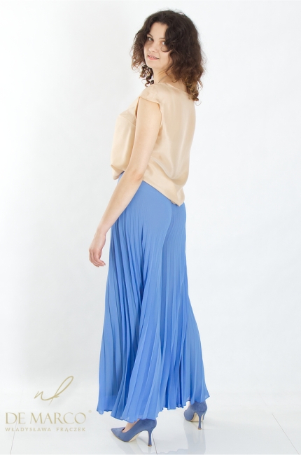 Romantic blue pleated pants with a casual cut. Fashionable outfits with trousers from the designer of the First Lady of Poland - Władysława Frączek De Marco