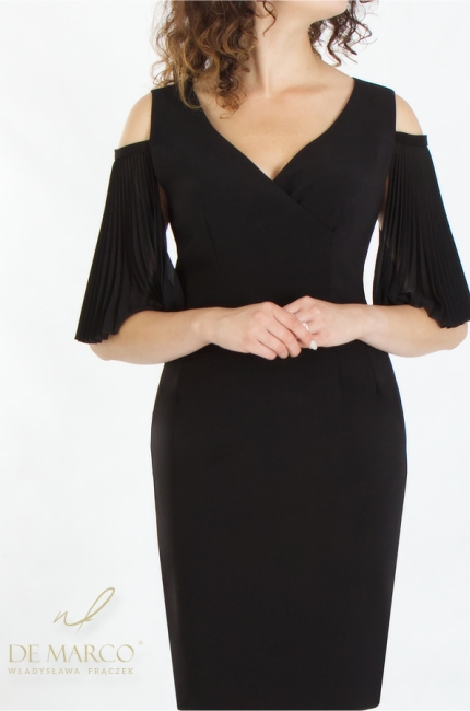 Nowoczesna czarna sukienka mini z plisowanym rękawkiem. Najmodniejsze sukienki mała czarna od polskiego producenta De Marco