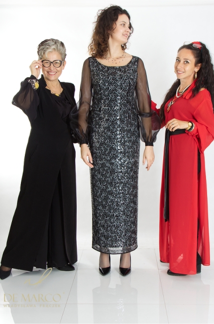 Szyta w Polsce luksusowa srebrna błyszcząca suknia maxi z półprzezroczystym rękawkiem. Sklep internetowy De Marco