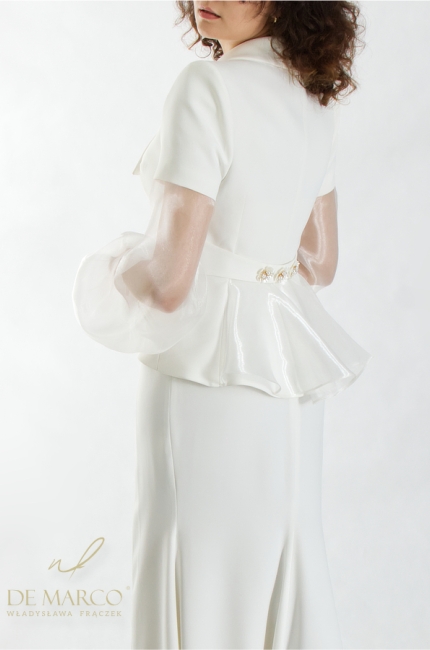 Białe kostiumy ze spódnicą maxi i topem gorsetowym. Modne ślubne zestawy z nowoczesnym żakietem dla Pani Młodej De Marco