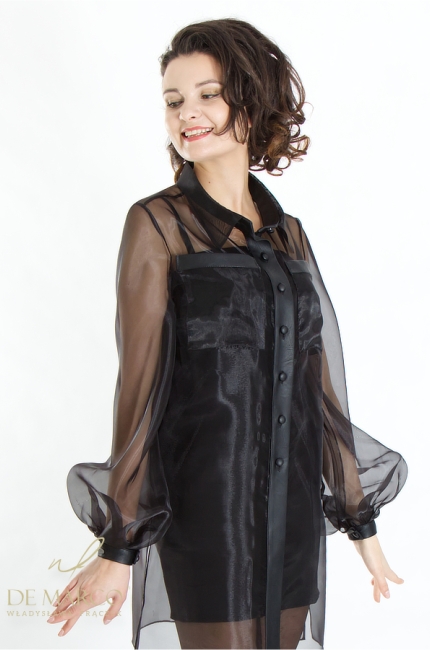 Najpiękniejsze czarne kreacje kobiece z sukienką. Modna koszula z organzy wiązana w pasie z sukienką typu tuba. Polski producent De Marco