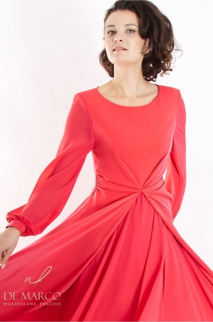 Wyszczuplająca talię piękna sukienka wizytowa długa z rękawem. Najmodniejsze stylizacje wizytowe w odcieniach czerwieni pomarańczy. SKlep internetowy De Marco