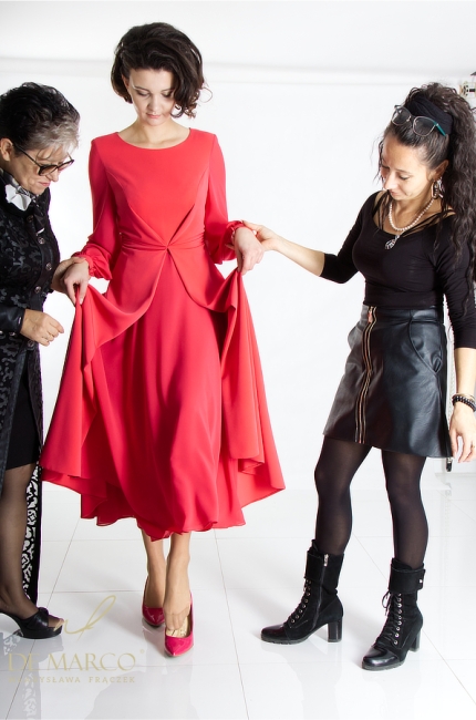 Szyta w Polsce luksusowa sukienka wizytowa koktajlowa w odcieniach czerwieni. Szycie na miarę De Marco
