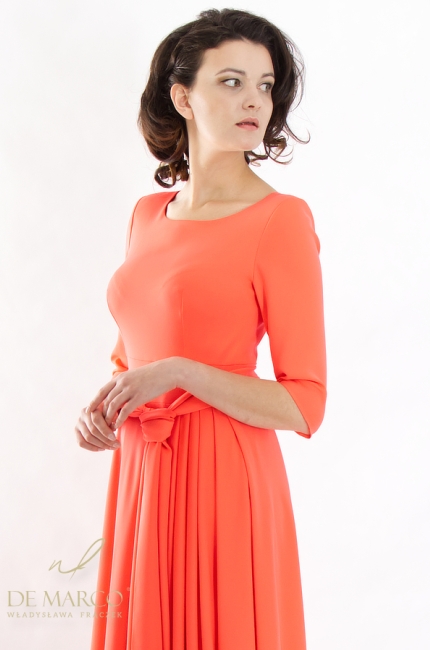 Nowoczesna odważna sukienka okolicznościowa maxi z wiązaniem w pasie. POmarańczowe sukienki wizytowe maxi De Marco. Sklep internetowy De Marco