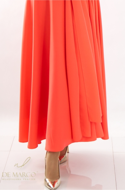Luksusowa pomarańczowa stylizacja w długości maxi. Elegancka wiązana w pasie sukienka długa wyszczuplająca sylwetkę. Polski producent De Marco