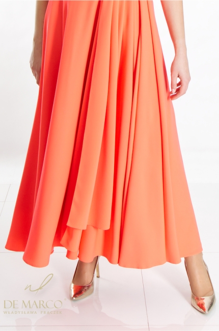 Romantyczna gładka sukienka wizytowa maxi z wiązaniem w pasie. Pomarańczowe stylizacje na wyjątkowe okazje. Szycie na miarę De Marco