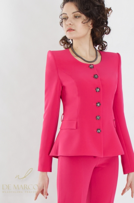 Jak nosić damski garnitur? Modne garnitury damskie De Marco z intensywnych kolorach. Sklep internetowy De Marco