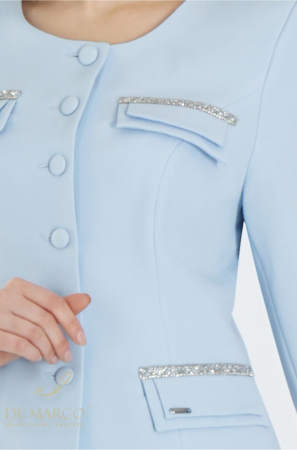 Szyte w Polsce luksusowe zestawy damskie garniturowe. Niebieskie garnitury damskie do pracy na konferencje spotkanie uroczystość jubileusz inaugurację. Sklep internetowy De Marco