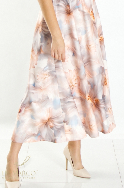 Romantic Polish formal dresses made of comfortable knitwear. Trendy floral dresses for everyday wear. De Marco online store