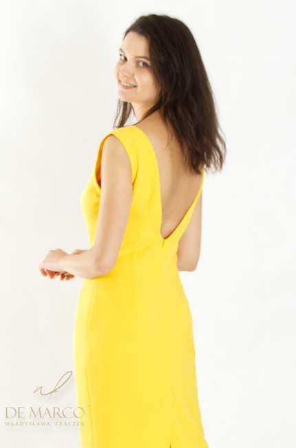 Summer look by De Marco – classic backless dress paired with an artistic silk scarf