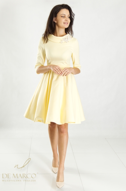 A luxurious short formal dress with a checkered pleat. Fashionable Polish formal dresses with a stand-up collar. Polish manufacturer De Marco
