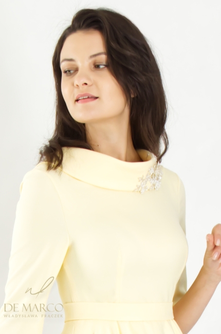 The most beautiful, stylish short dresses with a flared collar and embroidered detailing. Fashionable mini wedding dresses in shades of yellow. Polish manufacturer De Marco