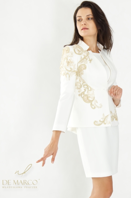 A women's white tailcoat with delicate embroidery – the perfect complement to a formal dress. Polish manufacturer De Marco