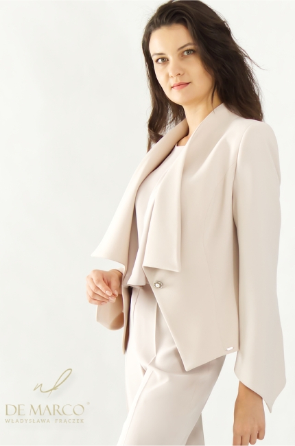 Jacket, high-waisted trousers and blouse – a modern women's suit in beige