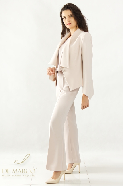 Premium styling: a women's three-piece set in a shade of sandy beige. De Marco tailored tailoring.