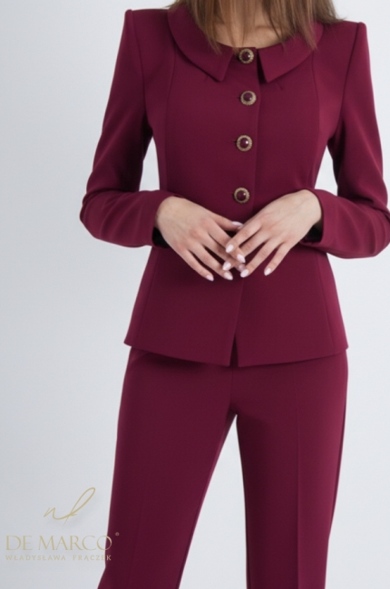 A modern women's business suit in shades of burgundy. Luxurious, tailor-made business and formal suits from tailor De Marco.