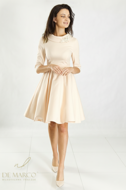A fashionable, flared formal dress in a creamy white shade. Elegant, custom-made wedding gowns made in Poland. De Marco Online Store
