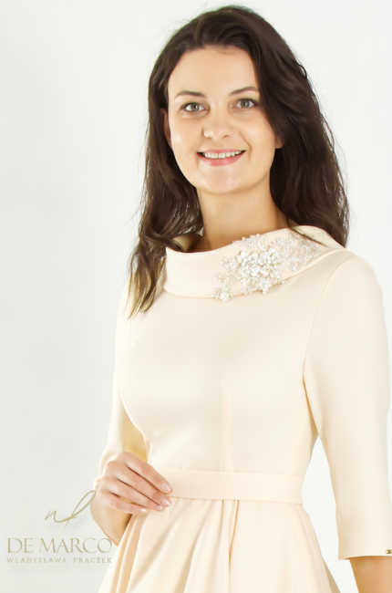 Fashionable and elegant half-sleeved occasion dresses in creamy white. Tailored dresses that shape the figure. De Marco Online Store