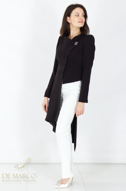 Modne stylizacje wizytowe damskie w kolorach czerni i bieli. Krótki płaszczyk asytmetryczny wizytowy w zestawie z białymi spodniami kant high-waist. Polski producent ekskluzywnej odzieży damskiej De Marco