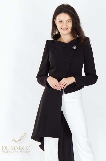 Najpiękniejsze krótkie płaszcze do stylizacji wizytowych. Asymetryczny czarny płaszczyk damski w zestawie z garniturowymi spodniami w odcieniu śmietanowej bieli. Sklep internetowy De Marco