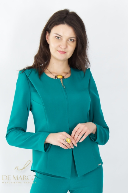 Lazurowy garnitur damski o klasycznym fasonie. Modne zielone stylizacje wizytowe i biznesowe De Marco