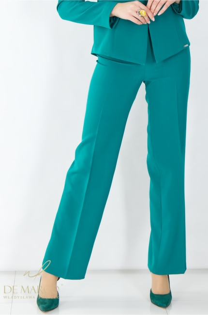 Modne zielone kreacje biznesowe ze spodniami żakietem od polskiej projektantki Władysławy Frączek De Marco