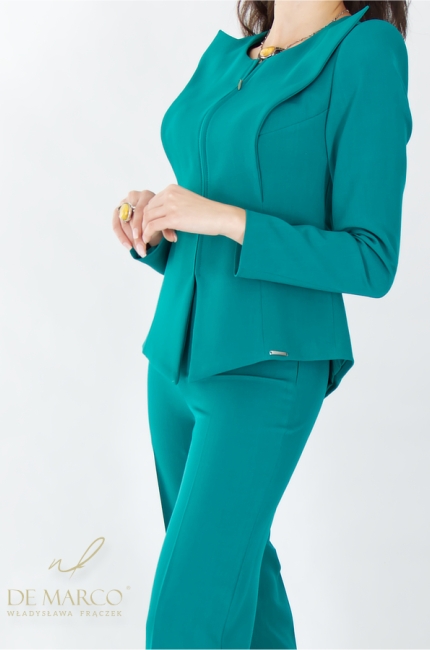 Zielony komplet damski do pracy biura ze spodniami i krótkim żakietem. Zielona stylizacja total look ze spodniami