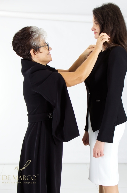 Nowoczesny czarny żakiet damski wizytowy. Polskie żakiety biznesowe w kolorze czarnym. Polski producent De Marco Szyjemy w Małopolsce