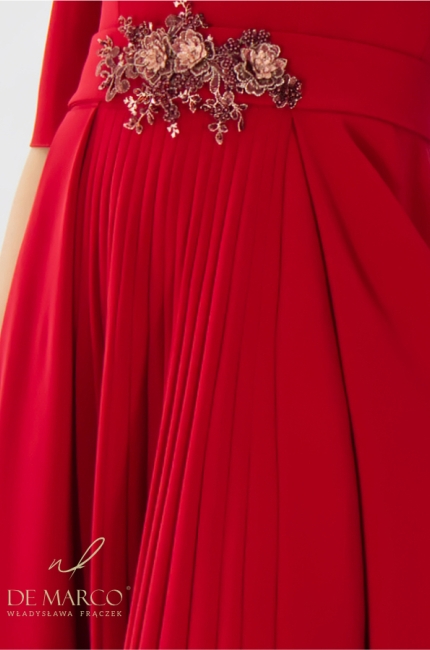 Polska elegancka gładka sukienka rozkloszowana maxi z plisowaniem. Najpiękniejsze czerwone sukienki wyszczuplające idealne na wesele jubileusz imprezę firmową kolację biznesową. Szycie na miarę De Marco