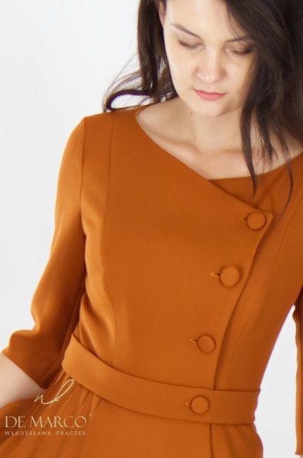 Piękna długa sukienka okolicznościowa wizytowa dyplomatyczna w kolorze camel z szeroką plisą. Modne maxi sukienki wyszczuplające talię De Marco