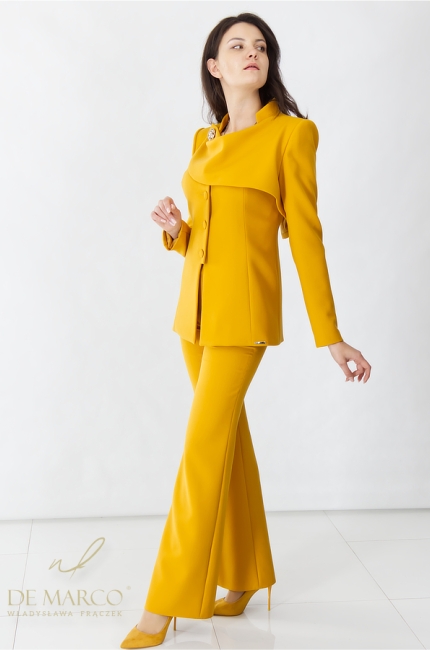 Modne stylizacje ze spodniami w stylu total look. Żółta marynarka damska ze spodniami poszerzanymi typu flare. Sklep internetowy De Marco