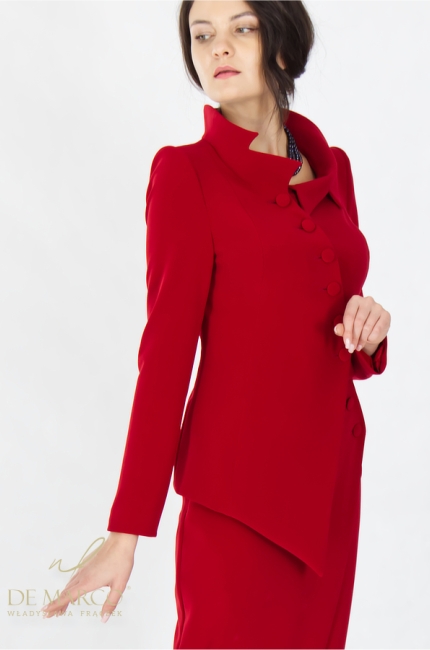 Elegancki komplet zestaw garsonka ze spódnicą midi i asymetrycznym żakietem. Modne polskie czerwone garsonki De Marco