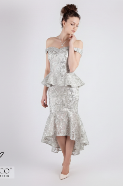 A romantic lace wedding suit, custom-made by Polish designer Władysława Frączek. Polish lace suits for brides with a Carmen neckline. We sew in Małopolska.