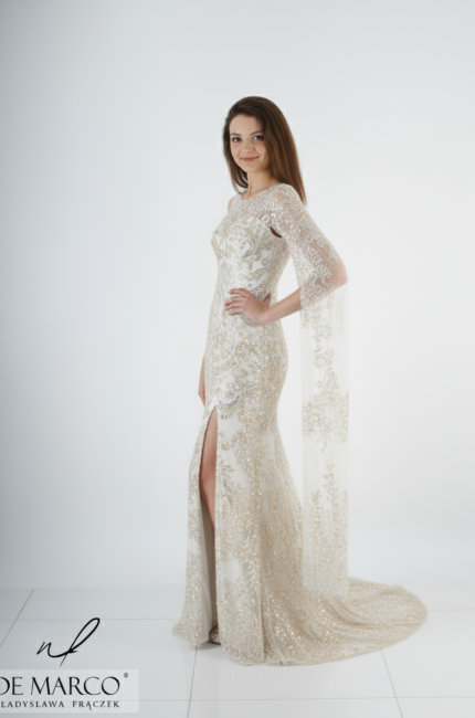 Unikatowe szyte na miarę suknie ślubne ze złotym haftem ozdobnym. Polskie suknie ślubne De Marco z długim rękawem typu cape pelerynka. Szycie na miarę De Marco